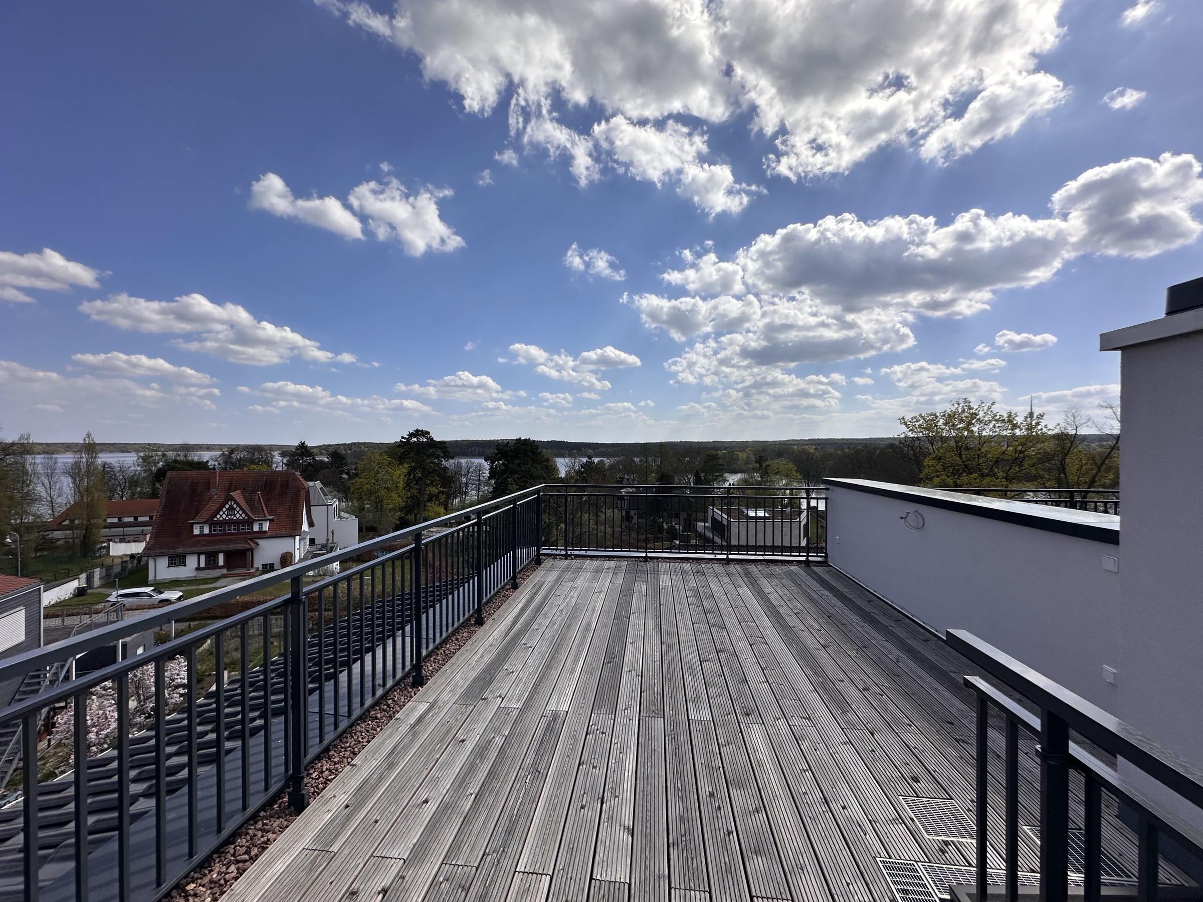 Neubau Doppelhaushälfte Berlin-Kladow — Außenansicht am Wannsee