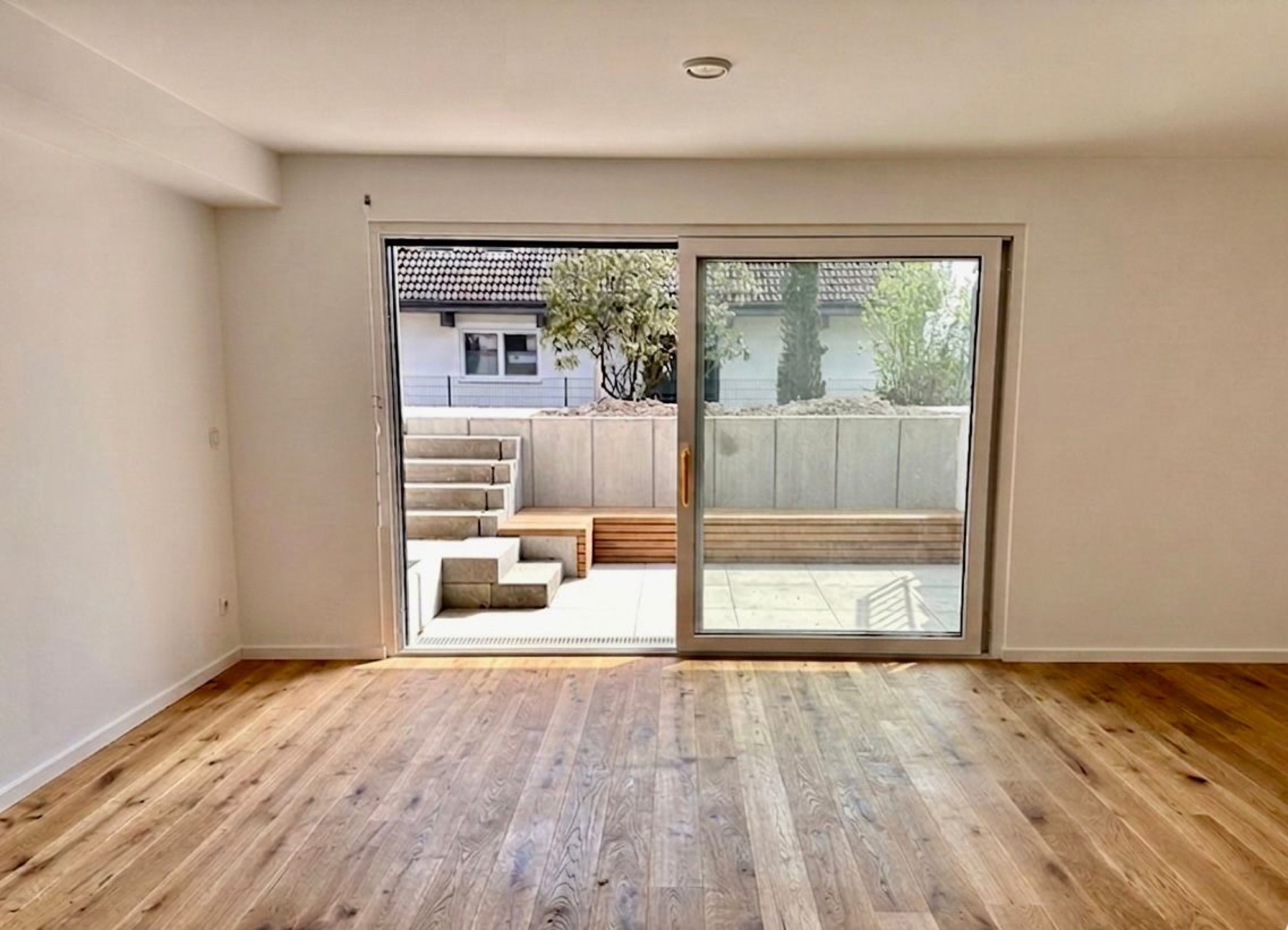 THE WINGS Berlin-Kladow — Souterrain Lounge mit Gartenzugang